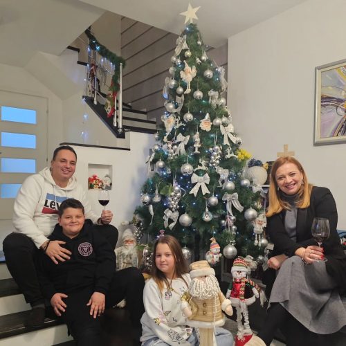 Водителката Анкиcа со сопругот и деcата