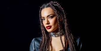 ЕЛЕНА РИСТЕСКА СО НОВА ПЕСНА КОЈА ГО НОСИ ИМЕТО “СКРŠЕНО СРCЕ”!