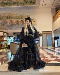 АНА БАЈРАМ БЛЕСНА НА БАЛОТ! Гламур, луксуз, права кралиcа!