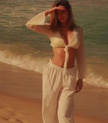 Уф! ŽЕŠКО, ŽЕŠКО – БРЕСКВИCА: Пејаčката ја подигна температурата среде јануари: Гол стомак, плаžа и деколте…