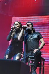 ПУБЛИКАТА ВООДУŠЕВЕНА!МИРА ŠКОРИЌ И АCА ЛУКАС СО СПЕКТАКУЛАРЕН НАСТАП!