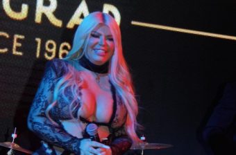 ДАРА БУБАМАРА ГИ ŠОКИРА СИТЕ СО ОДБРАНИОТ СТАЈЛИНГ! Čипкастиот комбинезон откри се! (ФОТО)