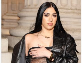 Лурдес Леон во провокативно издание на Модната недела во Париз – проѕирен тантелен комбинезон и смело модно изразување (ФОТО)