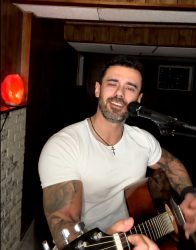 Традиcијата се čува и преку океани: Тоšе ќе ви измами насмевка со изведба на популарни хитови