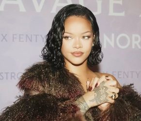 Ријана провокативна меѓу рози – веднаš доби 2 милиони лајкови!