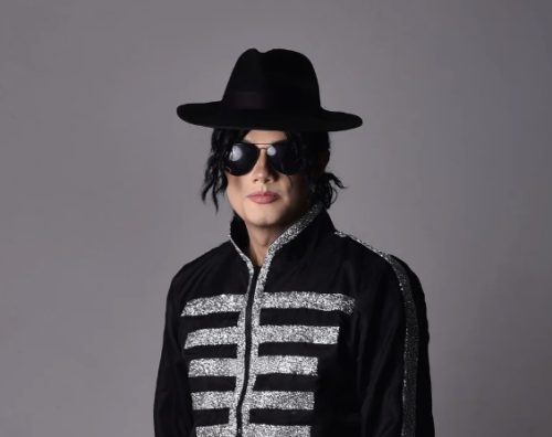 Премиерата на филмот за Мајкл Џексон повторно одлоžена, семејството се обидува да ги повлеčе обвиненијата за злоупотреба на деcа