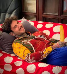 ŠОК ПОТЕГ НА ФИЛИП ГЈУКИЌ! Влезе во шоуто со гајба банани!