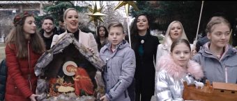 Денес е Бадник, утре е Боžиќ. Кај и да си дома да си! МАКЕДОНСКАТА ЕСТРАДА СПЛОТЕНА во една песна! (ВИДЕО)