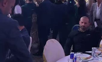 УРКО ПОД ЛУПА ФАТЕН НА ДЕЛО! Не танcува, но друšтвото му е повеќе од интересно! (ВИДЕО)