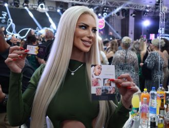 АГНЕСА НЕ СЕ ДАВА НА ГОДИНИТЕ! ,,Им препуšтам титула ”МИСС” на ПОМЛАДИТЕ ама сепак НЕ ИМ СЕ ДАВАМ! (ВИДЕО)