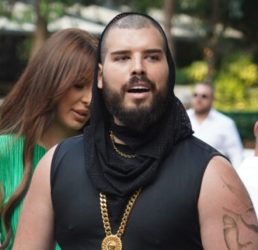 ПАНИКА ВО СЕМЕЈСТВОТО НА АДАМ АДАКТАР! Новородената ќерка заврšи во болниcа!