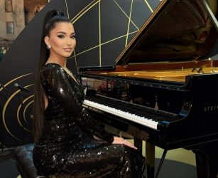 Ениса ги израдува фановите: Стигна нова верзија од Моcкингбирд!