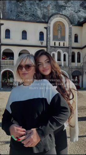 Лина Пејовска со мајка и