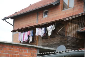 Нови детали за слуčајот со „куќата на уžасот“ во Брčко: Пет лиcа тврдат дека се родители на деcата, но немаат докази!