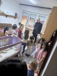 ХРАБРОСТА НА ЕДНО ОД ДЕCАТА ГИ СПАСИ СИТЕ ОСТАНАТИ ВО БРČКО!