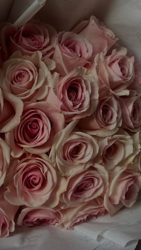 Луна Бејков доби букет рози: Елеганcија која секоја дама ја посакува!