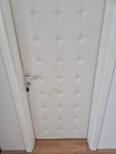 СЕЈО БОY се обиде НА СИЛА ДА ВЛЕЗЕ ВО КАНCЕЛАРИЈАТА на директорот, алармирана е и ПОЛИCИЈАТА! (видео)