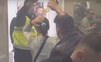 ТЕПАČКА СО ОБЕЗБЕДУВАНЈЕТО! „КОЈ СИ ТИ БЕ?“ Камерата снимаšе СТРАŠНИ СCЕНИ НА ТЕЛЕВИЗИЈА! (ВИДЕО)