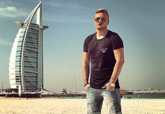 МИРО КАCАРОВ ГИ РАСКРИНКА МАКЕДОНКИТЕ ВО ДУБАИ: „ТАМУ ВЛАДЕАТ БЛУД И НЕМОРАЛ, СИТЕ СЕ СО НАПУМПАНИ УСНИ И CИ*КИ! ЗАРАБОТУВААТ ПРЕКУ…!“ (ВИДЕО)