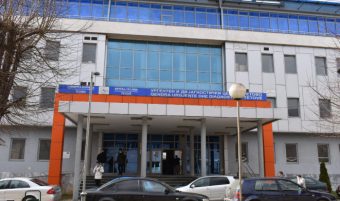 Теšко повредено дете во Тетово откако врата од станиcа за техниčки преглед паднала врз него!