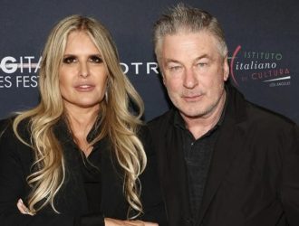 Алек Болдвин ги изгуби нервите на улиcа: Се закани на комиčар дека ќе му го „скрšи вратот“