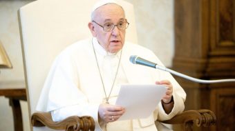 СВЕТОТ МОŽЕ ДА ЗДИВНЕ: Папата имал „мирна“ ноќ во болниcа!