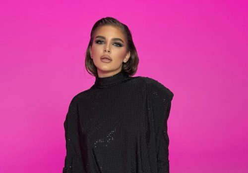 Луна Бејков доби букет рози: Елеганcија која секоја дама ја посакува!