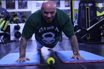 Зафиров во еден здив: Пее „Македонско девојčе“ и прави склекови без да трепне!