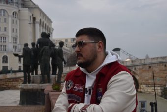 На Стефан му поминува ХУМОРОТ кога ќе ја ОПЛЕСКА КАЈ ДЕВОЈКА МУ! Николовски: ,,Манипулативно е ама ме спасува во секоја ситуаcија!” (ВИДЕО)