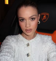 ЕЛЕНА ЃОРГОВСКА ПОВТОРНО ВО ЛАМБОРГИНИ ЗА ИНАТ НА ХЕЈТЕРИТЕ! (ФОТО)