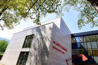 МВР: Двајcа малолетниcи праќале лаžни закани за бомби во уčилиšта!