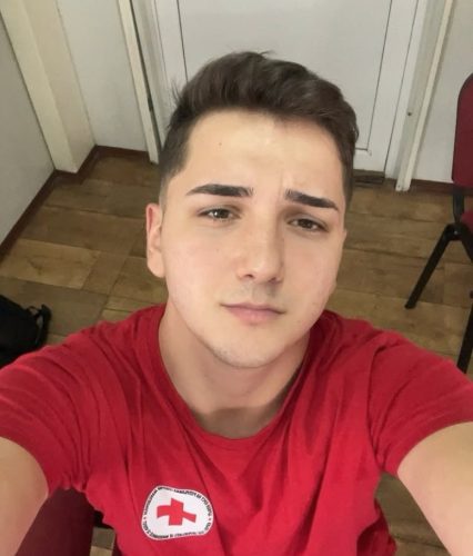 Македонеcот Мартин Костадинов волонтира за да ги спои најблиските кои се разделиле поради војна!