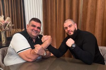 „ПОДДРŠКА НА ДИРЕКТОРОТ ВО БОРБАТА ДАЛЕКУ ДА СЕ СЛУŠНЕ ВИСТИНАТА“ Дејан Драгојевиќ реšително и храбро со Саšа Мирковиќ: Уšте еднаš докаžа и покаžа колку е силен! (ФОТО)