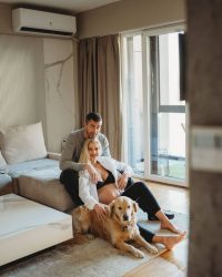 Едина Муса блеска неколку дена пред породувањето – сподели трудниčка фотосесија со сопругот Александар!