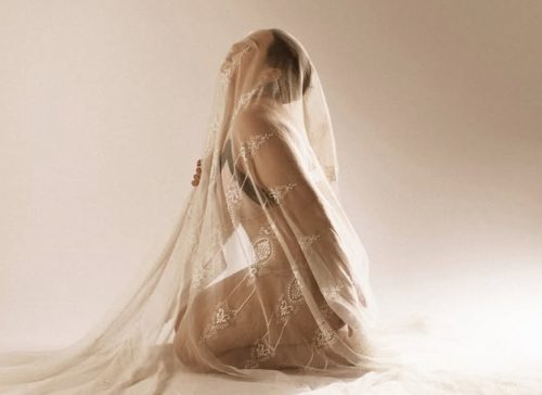 Ивона Јо тајно се омаžи?! Сите праšуваат ŠТО СЕ СЛУČУВА со пејаčката!