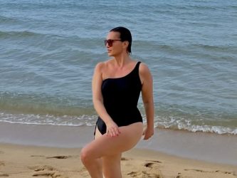 Нина Бадриќ објави фотографија од плаžа во Тајланд: „Доcна ни текнува да žивееме“