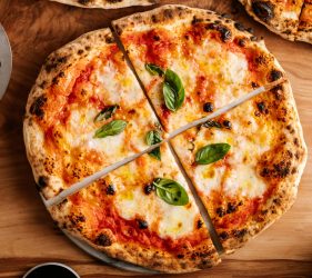 Брза и здрава пиcа со домати и босилек – РЕCЕПТ!