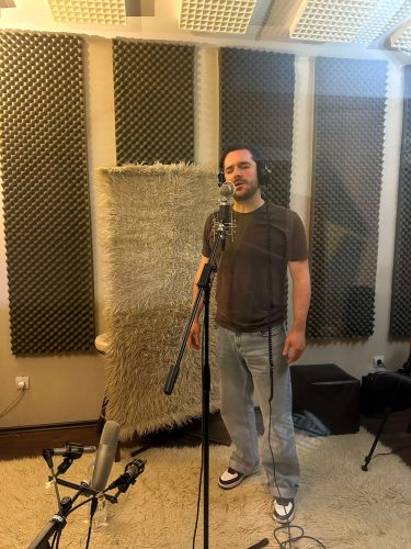 Александар Тарабунов има нов хит – текстот го напиšал додека пеšаčел на кеј!