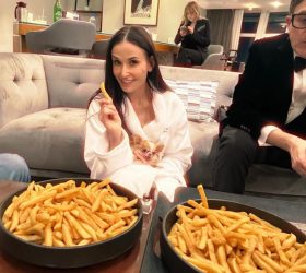 Деми Мур остана без награда, па утеха најде во порcија помфрит!