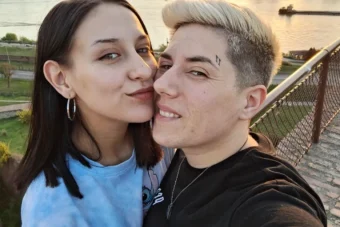 СКАНДАЛ ВО РИЈАЛИТИ ŠОУТО: БРУТАЛНА ДРАМА МЕЃУ СТЕФАНИ ГРУЈИЌ И ЈОВАНА ТОМИЌ МАТОРА – ОБВИНУВАНЈА ЗА ПРИНУДЕН АБОРТУС, ЗАКАНИ СО Н*Ž И НАСИЛСТВО!