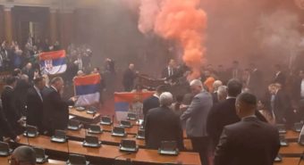 ХАОС ВО СОБРАНИЕТО! Опозиcијата фрла димни бомби! (ВИДЕО)