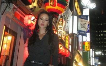 ПЕЈАČКАТА ГИ СПАКУВА КУФЕРИТЕ И ОТИДЕ ВО ЈАПОНИЈА! Еве кој и прави друšтво и која е приčината да ја напуšти Србија! (ФОТО)