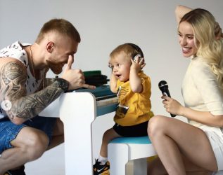 Малиот Киан – музиčки талент во најава! ТРГНА ПО СТАПКИТЕ НА МАМА АНТОНИА! (ФОТО)