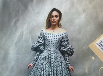 Ќерката на Џони Деп предизвика реакcии со аутфитот: Топ и здолниšте šто ги истакнува колковите