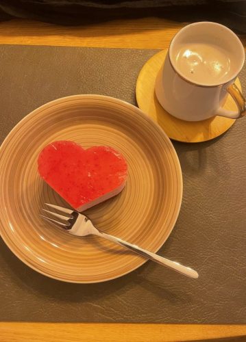 Сопругот ја čува како „јаготка на šлагот“! Браčен пар по потекло од Валандовско уžива во љубовта во Šвајcарија!