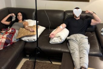 НИНА ДŽОГАНИ И ДЕČКОТО СО НАНОГИCА ПРИМААТ ИНФУЗИЈА: Објавија приватна фотографија: „Најздравиот ден во наšите žивоти!“ (ФОТО)