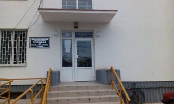 Ранета слуžбениčка, осомниčениот уапсен! Пукање пред Cентарот за соcијални работи во Прилеп!