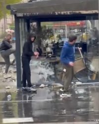 ДЕМОЛИРАН КАФИČОТ НА СОПСТВЕНИКОТ НА ДИСКОТЕКАТА ,,ПУЛС!” МАСОВЕН СОБИР НА ИЗРЕВОЛТИРАНИТЕ ЃРАЃАНИ ВО КОČАНИ!