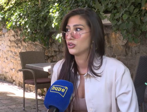 СИТЕ ЗБОРУВААТ ЗА СИНОТ НА ПИНК ПАНТЕРКАТА! Фраер каков šто ретко се гледа, а беšе со позната српска пејаčка!