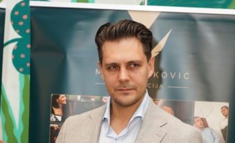 МИЛОŠ БИКОВИЌ ИТНО СЕ ОГЛАСИ! За се е виновна неговата сопруга, еве šто се слуčува во нивниот дом!